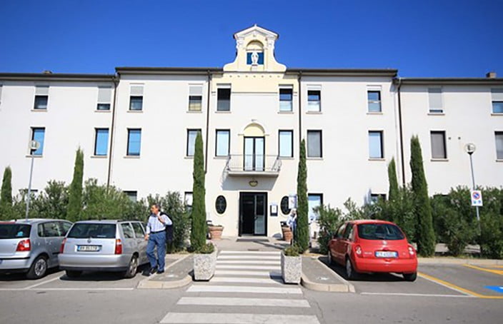 Il dottore che cura emorroidi a uomini