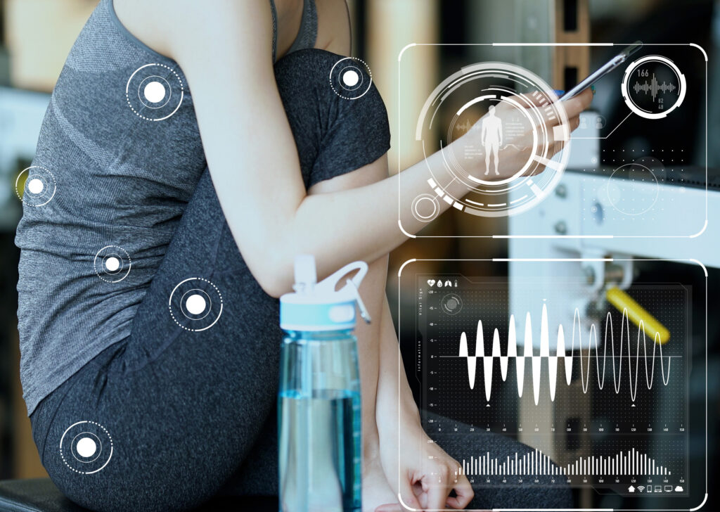 Pavimento Pelvico e innovazioni FemTech: ragazza che si allena monitorando la sua salute con dispositivi elettronici